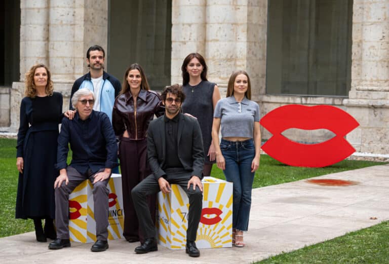 VALLADOLID, 31/10/2025. 70 SEMINCI.  FOTO DEL DIA. A Siempre es invierno, Asisten David Trueba (director), David Verdaguer, Amaia Salamanca, Isabelle Renault, Carla Nieto, Jon Arias (intérpretes); Edmon Roch y Jaime Ortiz de Artiñano (productores)